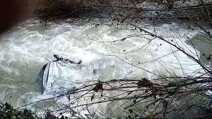 下载视频: Maltempo, auto trascinata dalla piena del torrente a Vaglia (Firenze)