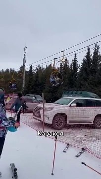 Manège imprévu pour ces skieurs sur le remonte pente