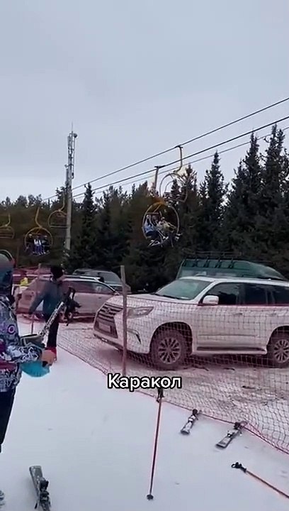 Manège imprévu pour ces skieurs sur le remonte pente