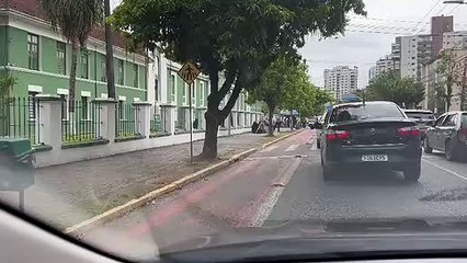 Bolsonaristas desmontam barracas, carregam mesas e desocupam rua do batalhão em Joinville