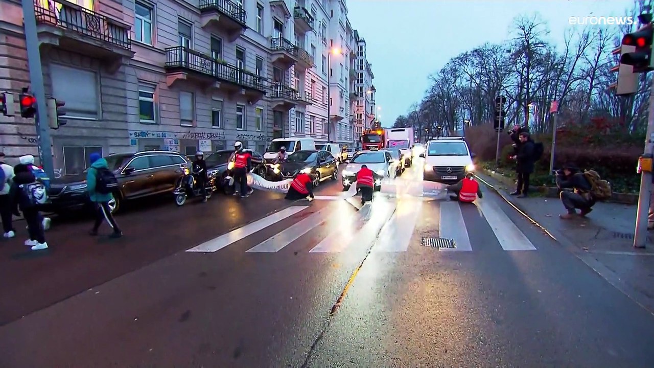 Wien: Klimaaktivist:innen legen Berufsverkehr lahm