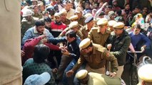 अतिक्रमी और पुलिस के बीच धक्का-मुक्की, पुलिस ने भांजी लाठियां