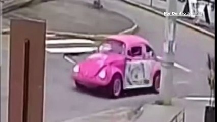 Carro é engolido por cratera em João Monlevade