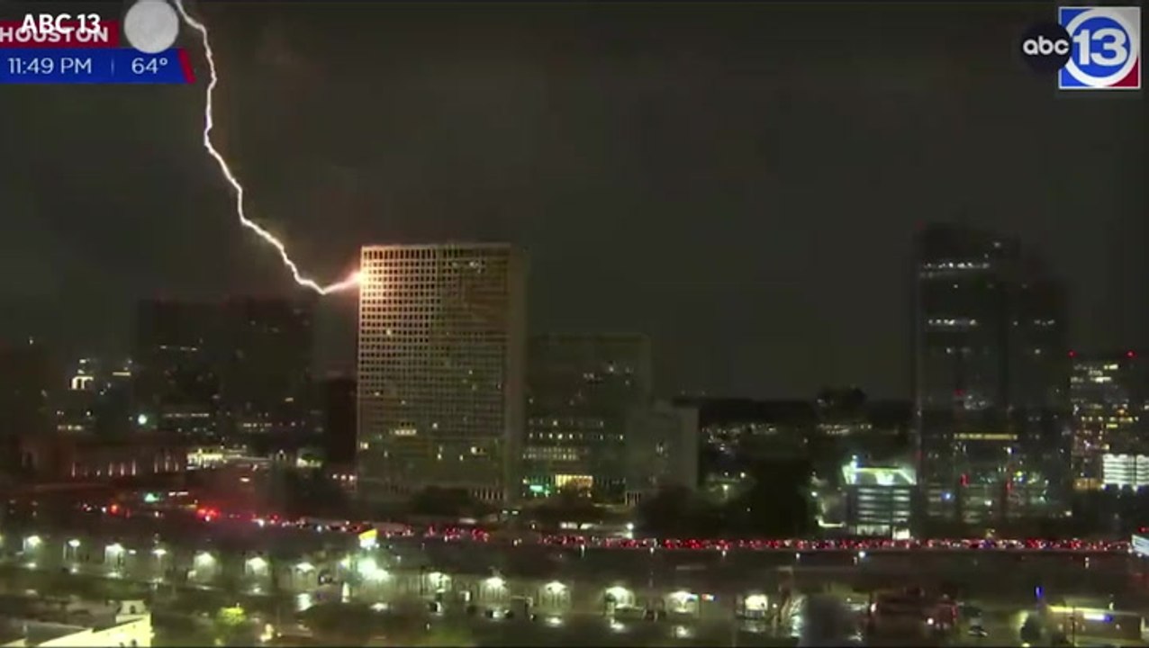 Massive lightning bolt strikes highrise building in downtown Houston