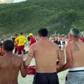 Banhistas fazem corrente de oração na praia após jovem se afogar em Florianópolis