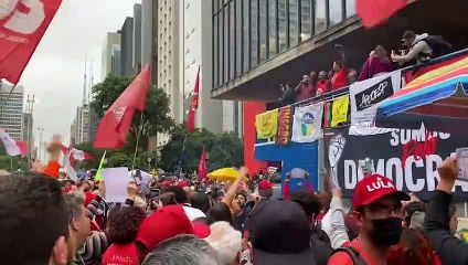 Télécharger la video: Após atos terroristas de bolsonaristas, manifestantes lotam a Avenida Paulista em defesa da democracia