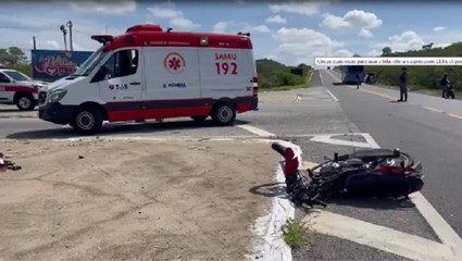 Mulher tem fratura exposta na perna esquerda durante colisão entre moto e carro na BR-230, em Pombal
