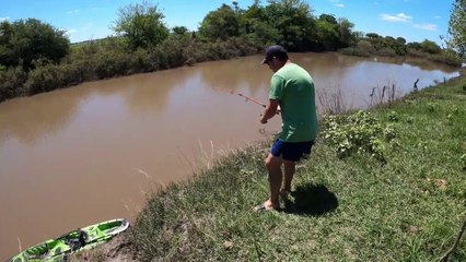 PESCA EN RIO GUALEGUAYCHU Y MISTERIOSO MOVIMIENTO EN EL AGUA