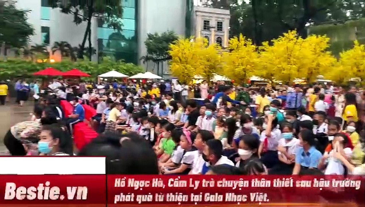 Hồ Ngọc Hà, Cẩm Ly trò chuyện thân thiết sau hậu trường phát quà từ thiện tại Gala Nhạc Việt.