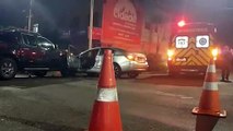 Forte colisão entre carro e caminhonete mobiliza socorristas do Siate no centro