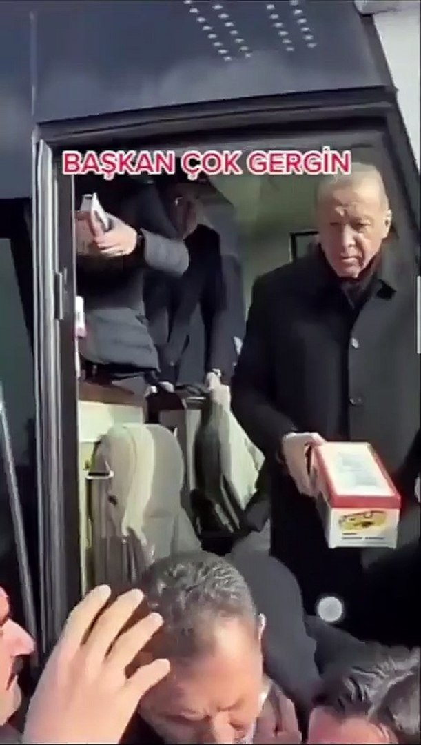 Erdoğan korumasının kafasına oyuncakla vurdu - Dailymotion Video