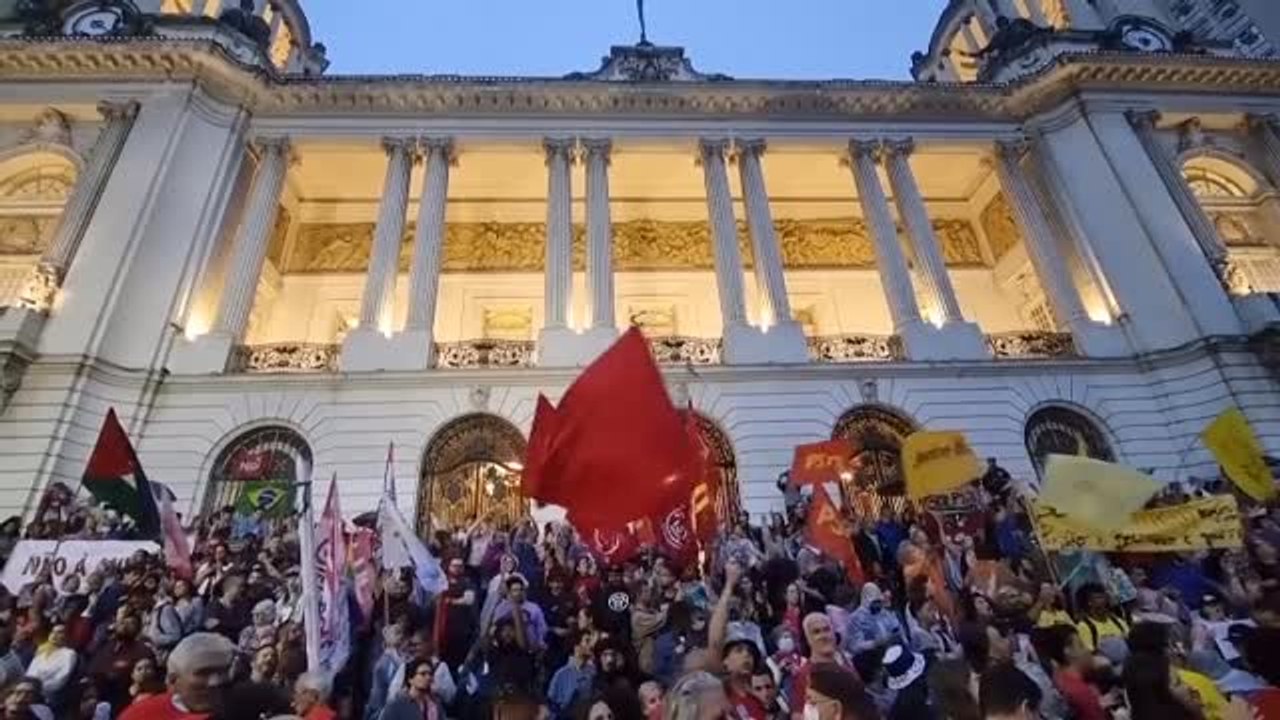 Miles de brasileños salen a la calle en Brasil en defensa de la democracia