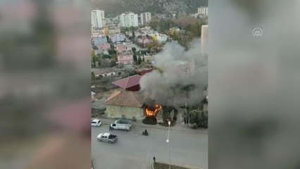 Evin odunluğunda çıkan yangın söndürüldü