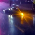 Buraco na estrada 'engole' dois carros nos EUA. Ocupantes resgatados
