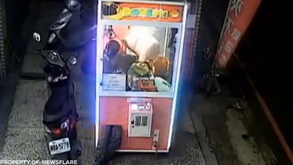 He Was Able to Pull Out the Gold Bar! People Who Beat the System...