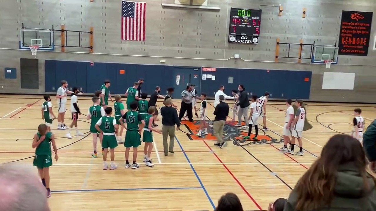Un papa mécontent entre sur le terrain de basket et pousse un arbitre de 72 ans