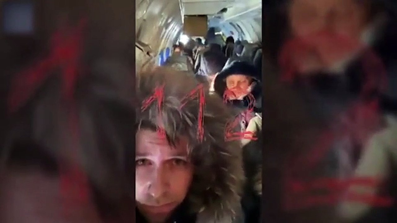 باب طائرة ينفتح في الجو وتطاير للأمتعة