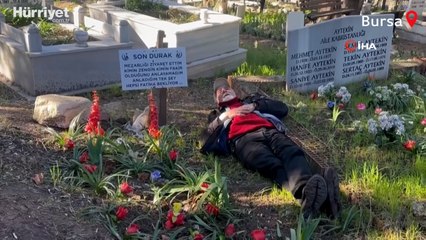 Hayattayken mezarını yaptı! Her gün gidip üzerinde yatıyor