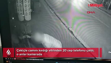 Çekiçle camını kırdığı vitrinden 20 cep telefonu çaldı; o anlar kamerada