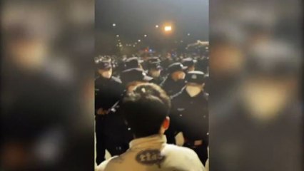 Cina, lavoratori affrontano polizia in fabbrica test anti-Covid