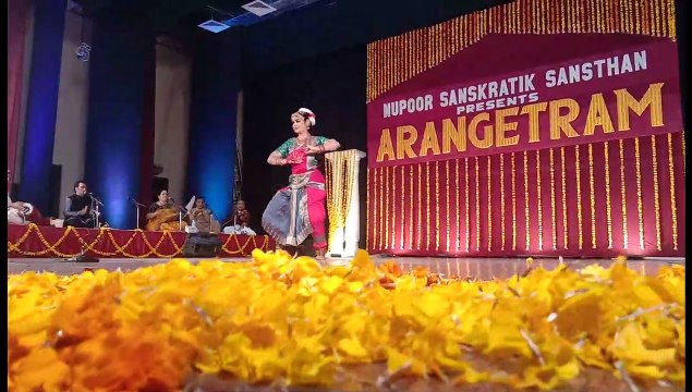 नृत्य की प्रस्तुति देकर मन मोहा