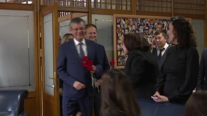 AKP'nin Görüşme Talebine CHP ve İyi Parti'den Ret... Özgür Özel: "Siyasette Balta Çekip Uzlaşmaya Gelinmez, Bize Merhaba Demeye Balta Çekerek...