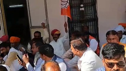 धरियावद में किसानों को नियमित और पूरी बिजली की मांग, भाजपा ने दिया धरना