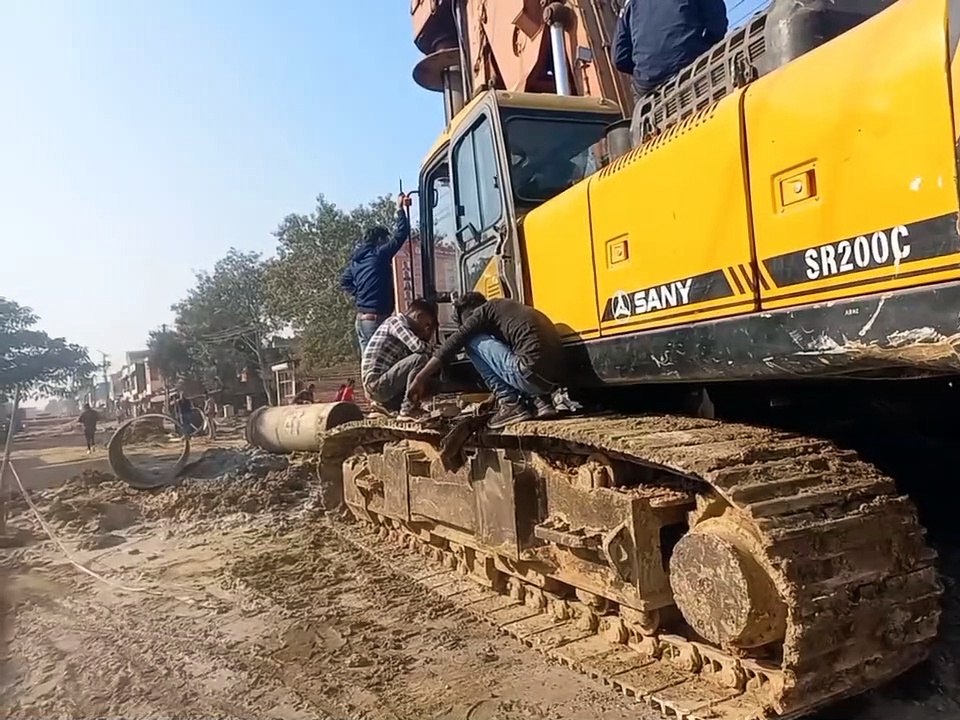 ओवर ब्रिज के कार्य में अवरोध, संवेदक ने रोका नि...