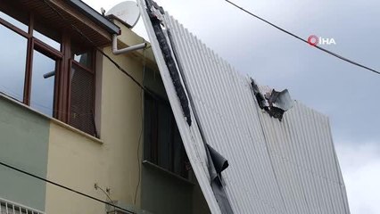 Manisa'da şiddetli rüzgar çatıyı uçurdu