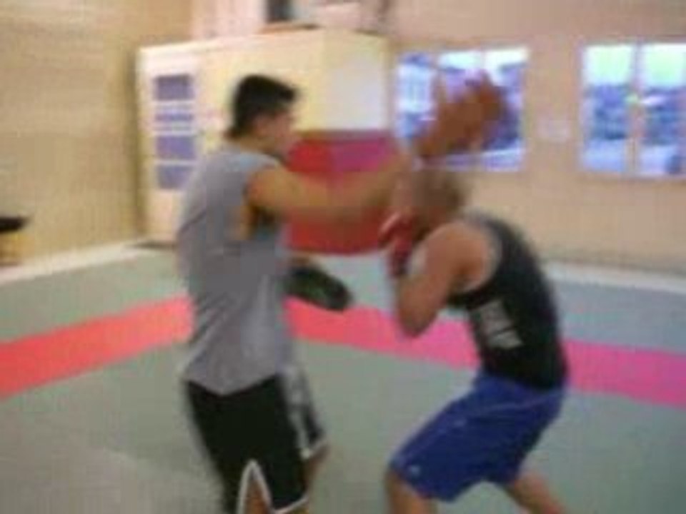 Boxe anglaise chez OFC, club de free fight de Mantes