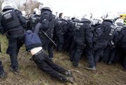 Almanya'da iklim aktivistlerinden kömür madeni protestosuPolis, göstericileri yaka paça gözaltına aldı