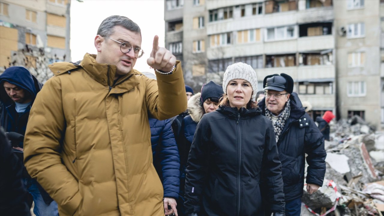 Baerbock verspricht Ukraine Waffen und Hilfe bei EU-Beitritt