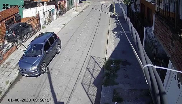 Lanús: hacía piruetas con una moto robada, chocó contra un auto estacionado y murió