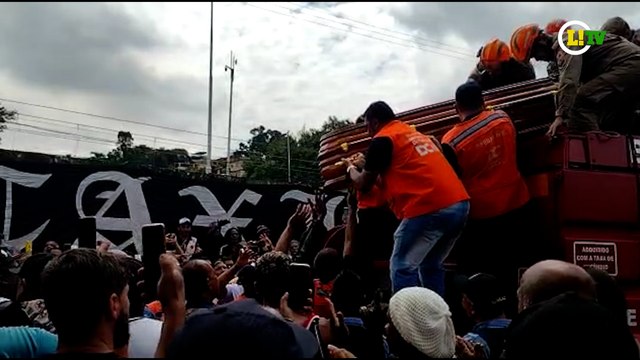 Torcida vascaína faz grande despedida a Roberto Dinamite