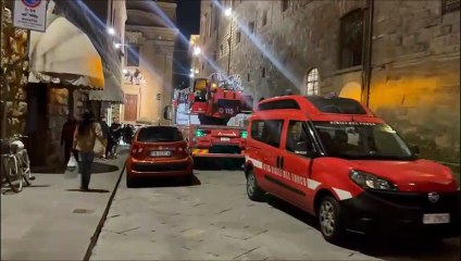 Firenze, antagonisti salgono sul tetto di Palazzo Vecchio, arrivano polizia e vigili del fuoco