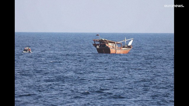 شاهد: البحرية الأمريكية تضبط أسلحة كانت في طريقها من إيران إلى اليمن