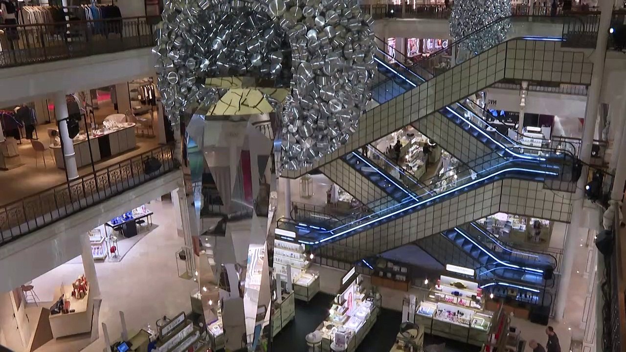 "Mon cosmos dans mon assiette" : l'univers monumental de l'artiste indien Subodh Gupta à Paris