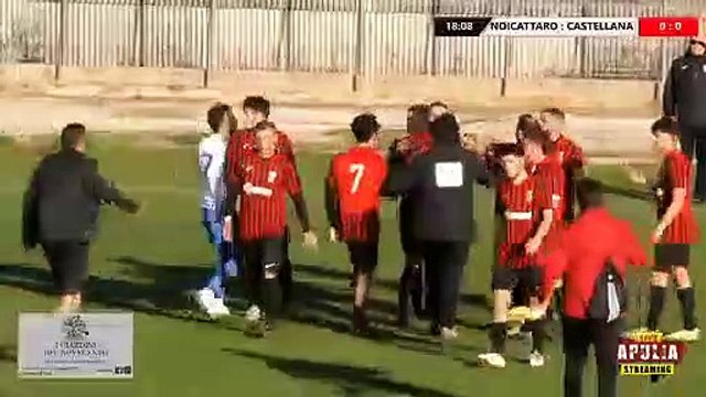 Quand l'arbitre accorde un but absolument pas valable et fait scandale !