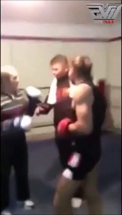 Papy VS jeune boxeur... il est bien en forme le grand-père