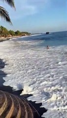 Ce surfeur se prend une grosse vague en bord de plage...douloureux