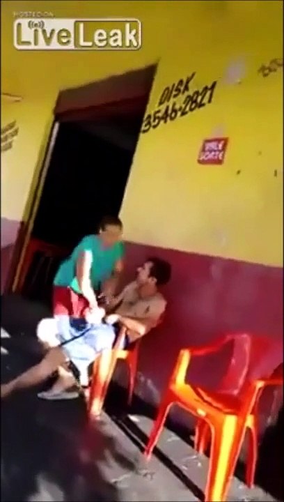 Elle vient récuperer son mari ivre de son bar au Brésil.. HILARANT