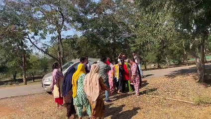 महिला को जबरदस्ती गाड़ी में बैठाने का वीडियो वायरल