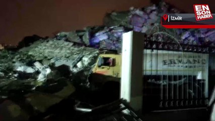 İzmir'de yıkım aşamasındaki bina çöktü