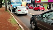 Carro e ônibus colidem no Centro em Cascavel