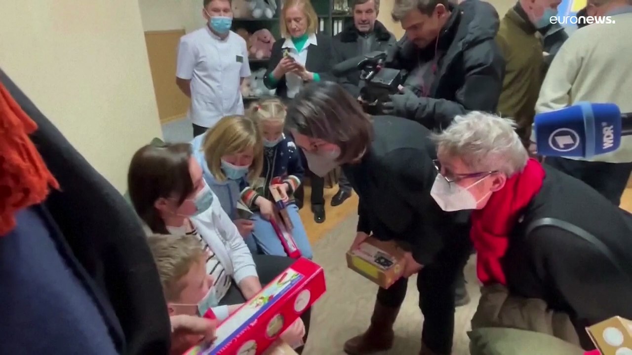 À Kharkiv, la cheffe de la diplomatie allemande promet des aides, Kyiv demande des chars