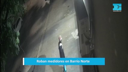 En menos de 20 segundos, así roban medidores en La Plata