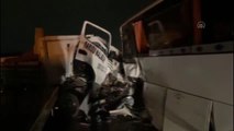 İşçi servisi ile kamyonetin çarpışması sonucu 1 kişi öldü, 20 kişi yaralandı