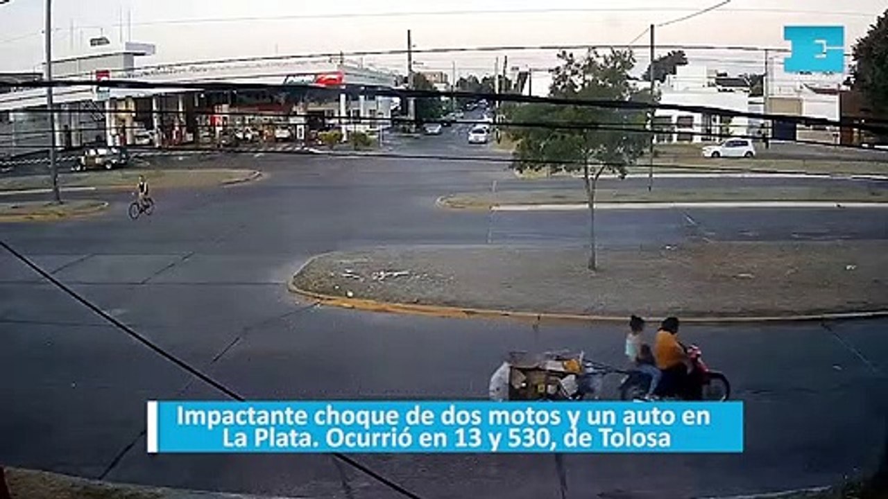 Impactante choque de dos motos y un auto en La Plata. Ocurrió en 13 y 530, de Tolosa