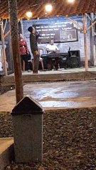 Suasana malam anak muda lagi nyanyi dangdut di cafe