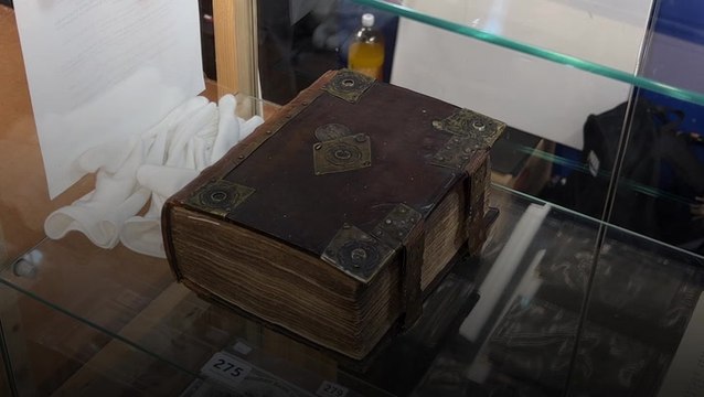 Rare 400-year-old copy of the Bible auctioned off for £20,000